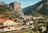04 Alpe De Haute Provence / CPSM FRANCE 04 "Castellane, le roc et Notre Dame du Roc dominant la ville"