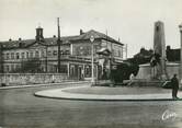 77 Seine Et Marne / CPSM FRANCE 77 "Montereau, monument aux morts et l'hôpital"