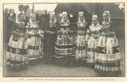 29 Finistere / CPA FRANCE 29 "Les femmes mariées portant la statue Saint Anne à la procession"