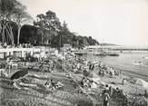 06 Alpe Maritime / CPSM FRANCE 06 "Juan les Pins, coin de la plage et vue sur le Cap d'Antibes"