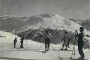 38 Isere / CPSM FRANCE 38 "L'Alpe d'Huez, skieurs sur les champs de neige" / SKI