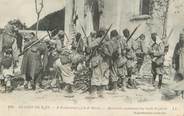 77 Seine Et Marne / CPA FRANCE 77 "A Neufmoutiers près de Meaux, marocains examinant leur butin de guerre"