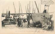 29 Finistere / CPA FRANCE 29 "Toilette d'une barque de pêche" / BOTREL