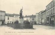 17 Charente Maritime / CPA FRANCE 17 "Jonzac, place et statue de la République"