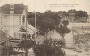 33 Gironde / CPA FRANCE 33 "Andernos Les Bains, la place terrasse, les hôtels"