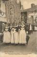 29 Finistere CPA FRANCE 29 "Chateauneuf du Faou, la Procession, jeunes femmes portant la bannière"