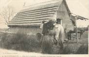 13 Bouch Du Rhone / CPA FRANCE 13 "En Camargue, Mas de l'Amarée, gardian Sellant son cheval"