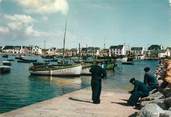 29 Finistere / CPSM FRANCE 29 "Le Guilvinec, marins pêcheurs sur la cale du port"