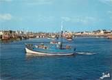 29 Finistere / CPSM FRANCE 29 "Le Guilvinec, chalutier entrant au port"