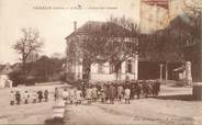 38 Isere / CPA FRANCE 38 "Vasselin, l'école, sortie des classes"