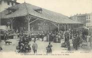 38 Isere / CPA FRANCE 38 "La Côte Saint André, jour de foire à la halle"