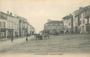 42 Loire .CPA FRANCE 42 "La Pacaudière, Place de la Mairie"