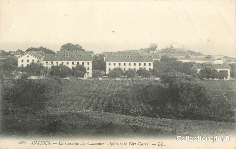 CPA 06 Alpes-Maritimes Antibes Chasseurs-Alpins Les Casernes 