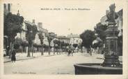 15 Cantal .CPA FRANCE 15   "Maurs la Jolie, Place de la République"