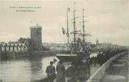 85 Vendee .CPA FRANCE 85 "Les Sables d'Olonne", L'Alice et l'Isabelle rentrant au port"