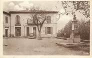 84 Vaucluse .CPA FRANCE 84 " Châteauneuf de Gadagne, Place de la Pastière et Monument de Mr Goujon"