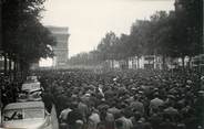 75 Pari PHOTO ORIGINALE / FRANCE 75 "Paris, anciens prisonniers remontant les Champs Elysées"