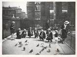 75 Pari PHOTO ORIGINALE / FRANCE 75 "Paris, écoliers anglais donnant à manger aux pigeons"