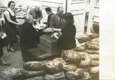 75 Pari PHOTO ORIGINALE / FRANCE 75 "Paris, distribution de pain aux économiquement  faibles, 1956"