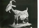 Theme PHOTO ORIGINALE / THEME "La Chèvre dans Picasso reçoit chez lui, 1950"