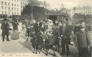 69 RhÔne CPA FRANCE 69 "Lyon, Place Bellecour, La voiture aux chèvres"./ ATTELAGE DE CHEVRES