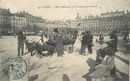 69 RhÔne CPA FRANCE 69 "Lyon, Place Bellecour, La voiture aux chèvres"./ ATTELAGE DE CHEVRES