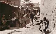 Algerie CPA ALGERIE "une rue de village arabe" / ORIENTALISME / SCÈNES ET TYPES 