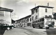 69 RhÔne CPSM FRANCE 69 " Les Halles, Le carrefour, arrêt des cars".