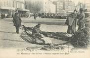 13 Bouch Du Rhone CPA FRANCE 13 " Marseille, Le port, pêcheurs réparant leurs filets".