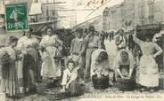 13 Bouch Du Rhone CPA FRANCE 13 " Marseille, Scène du port, le lavage du poisson".