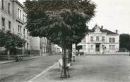 69 RhÔne CPSM FRANCE 69 "Pierre Bénite, La place à gauche, l'école et la mairie"