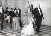 Theme PHOTO DE PRESSE ORIGINALE / La Reine de Suède en compagnie du Général de Gaulleet de sa femme, 1963