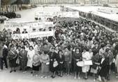 Theme PHOTO DE PRESSE ORIGINALE / Rassemblement des femmes des mineurs lorrains sur l'esplanade des Invalides, 1963 / MINES