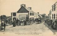 29 Finistere / CPA FRANCE 29 "Noce Bretonne au pays de Cornouailles, arrivée en voiture de la noce au bourg"